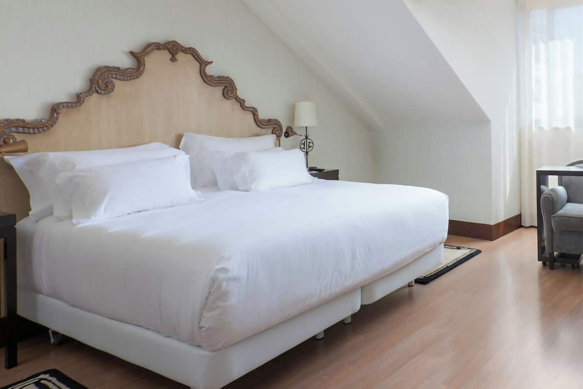 Family Room | Minibar, in-room safe, desk, blackout drapes