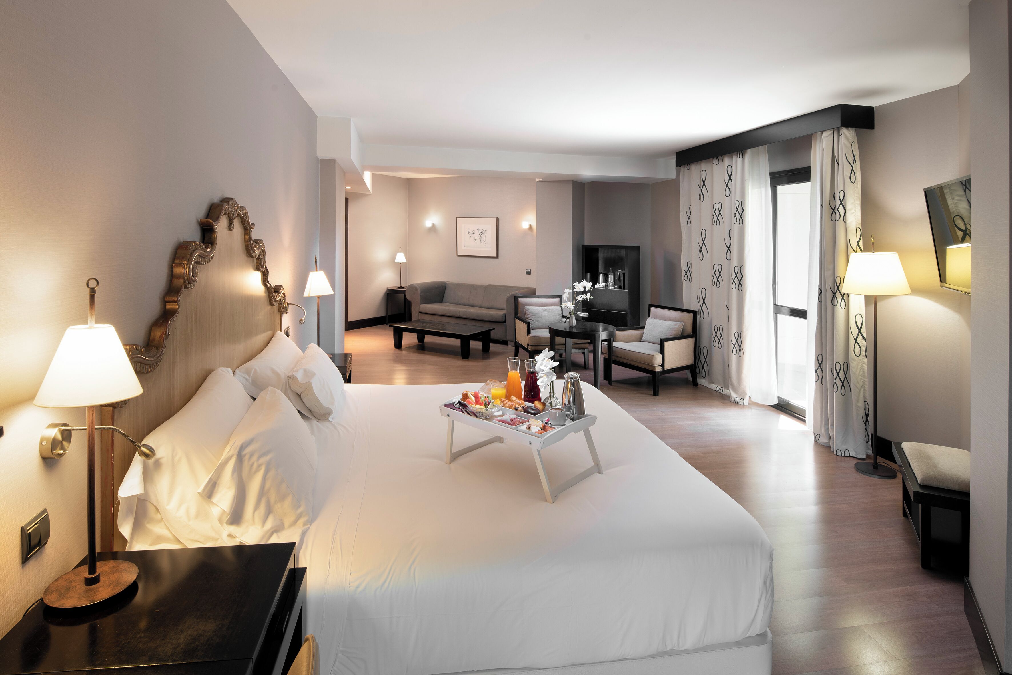 Minibar, caja de seguridad en la habitación y escritorio 