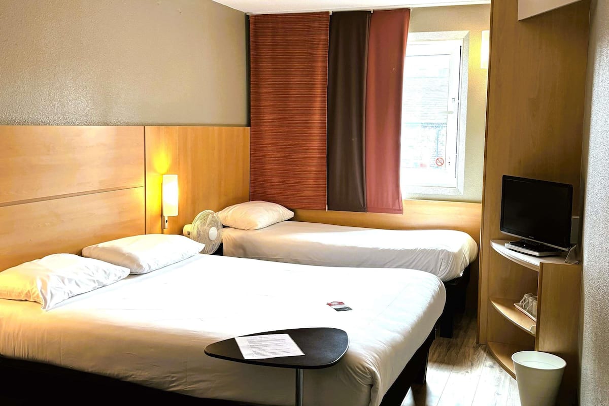 Habitación doble familiar | Escritorio, insonorización, cunas gratuitas y wifi gratis