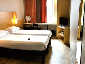 Habitación con 2 camas individuales, 2 camas individuales | Escritorio, sistema de insonorización, cunas gratuitas y wifi gratis