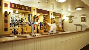 Een bar met een bord waarop 'BEERS & LAGERS' staat en een ander bord voor 'WINES & SPIRITS'.