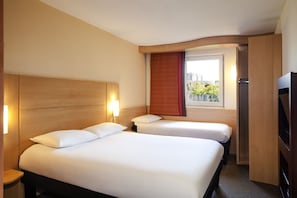 Desk, soundproofing, free cots/infant beds, free WiFi