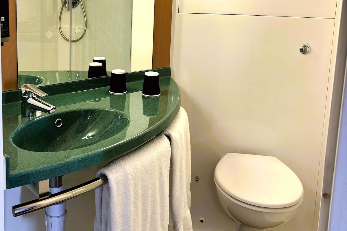 Desk, soundproofing, free cribs/infant beds, free WiFi