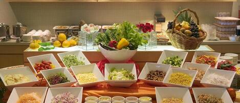 حيث تُقدم وجبات الإفطار، الغداء، العشاء، الأطباق الفرنسية