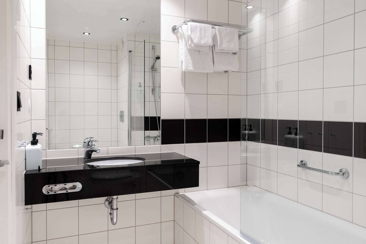 junior suite | bathroom | hair dryer, towels