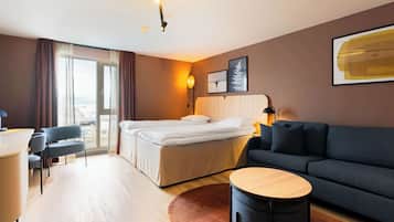 Family Room | Desk, laptop workspace, free cribs/infant beds, free WiFi