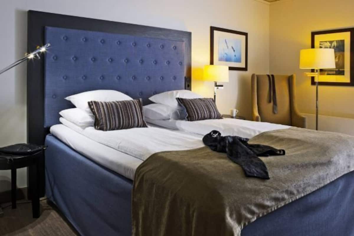 1 bedroom, desk, laptop workspace, free cribs/infant beds