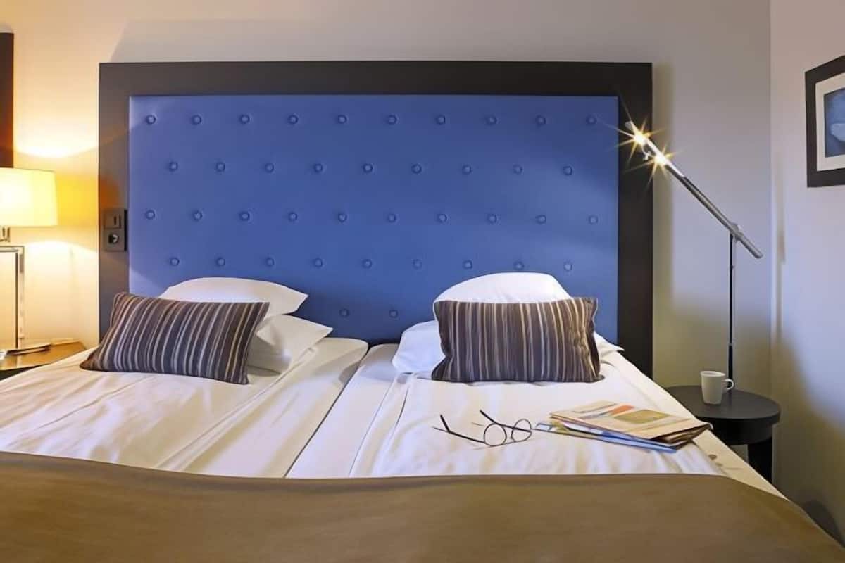 1 bedroom, desk, laptop workspace, free cribs/infant beds