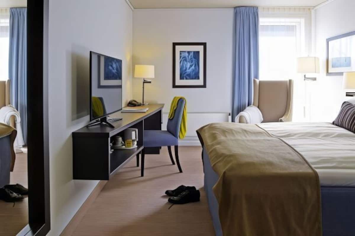 1 bedroom, desk, laptop workspace, free cribs/infant beds