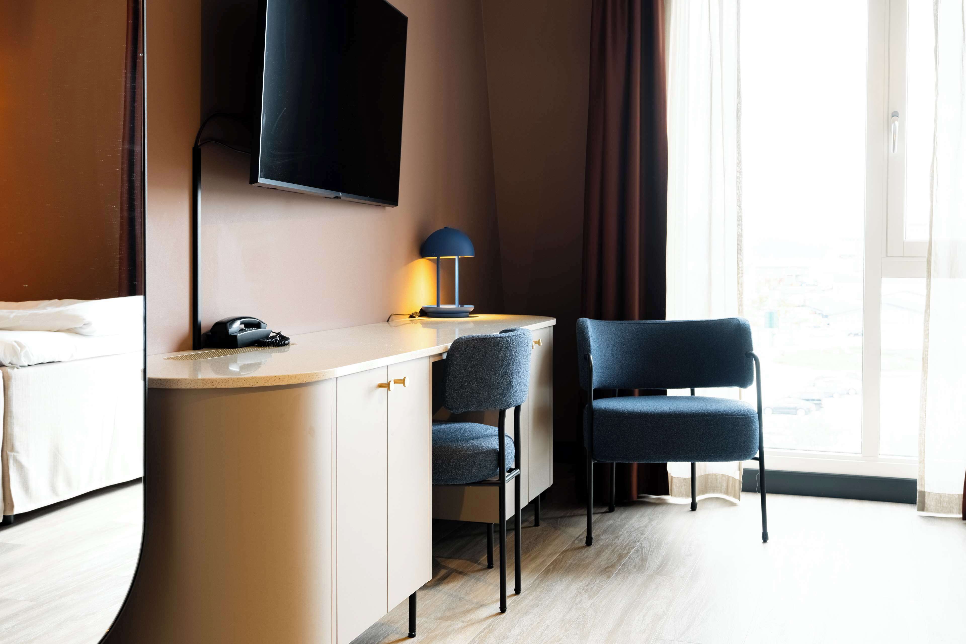 family room | 1 bedroom, desk, laptop workspace, free cots/infant beds