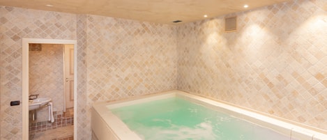 Een badkamer met een bad, een wastafel en een douche.
