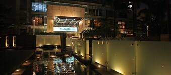 999 Royal Suites & Towers