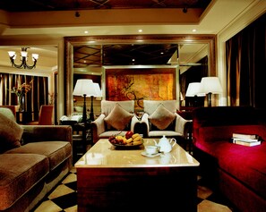 Executive Suite, 1 Double Bed | Minibar, in-room safe, desk, blackout drapes - 999 Royal Suites & Towers (Shenzhen)