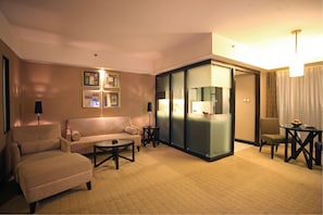 Deluxe Suite, 1 Double Bed | Minibar, in-room safe, desk, blackout drapes