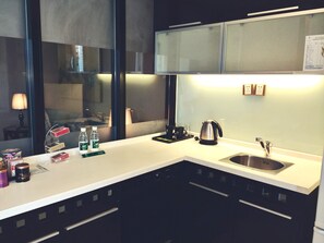 Minibar, caja fuerte, escritorio y cortinas opacas