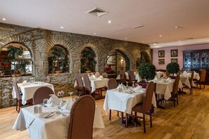 Lunch and dinner served - Sheldon Park Hotel and Leisure Club (Dublin)