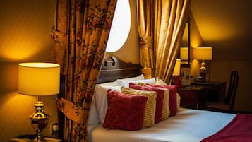 Suite, 1 llit de matrimoni, no fumadors, banyera d'hidromassatge (Four Poster Bed) | Caixa forta a l'habitació, escriptori i cortines opaques