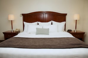 Premium bedding, desk, iron/ironing board, cribs/infant beds - Holiday Hill Inn & Suites (Dennis Port)