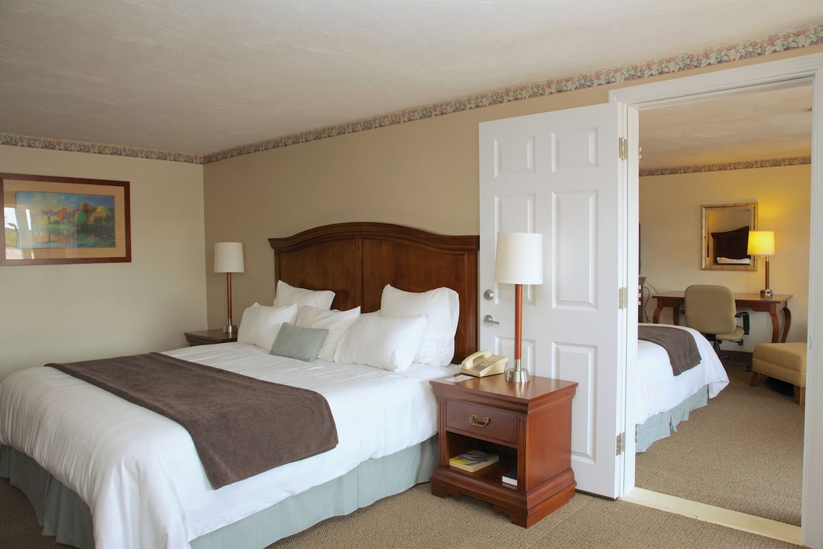 Family Suite | Premium bedding, desk, iron/ironing board, cribs/infant beds
