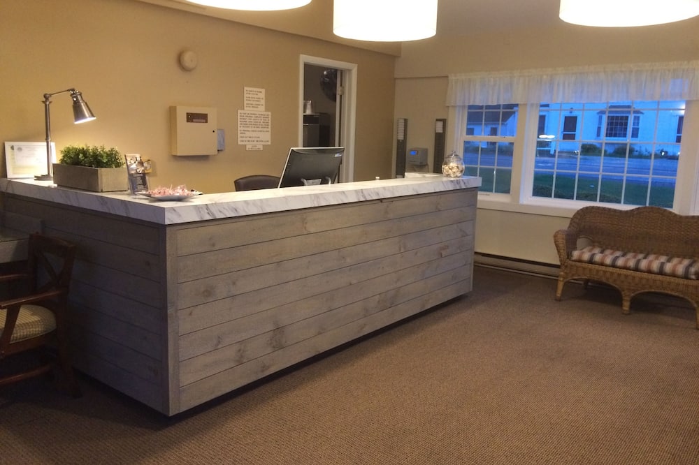 Holiday Hill Inn & Suites
