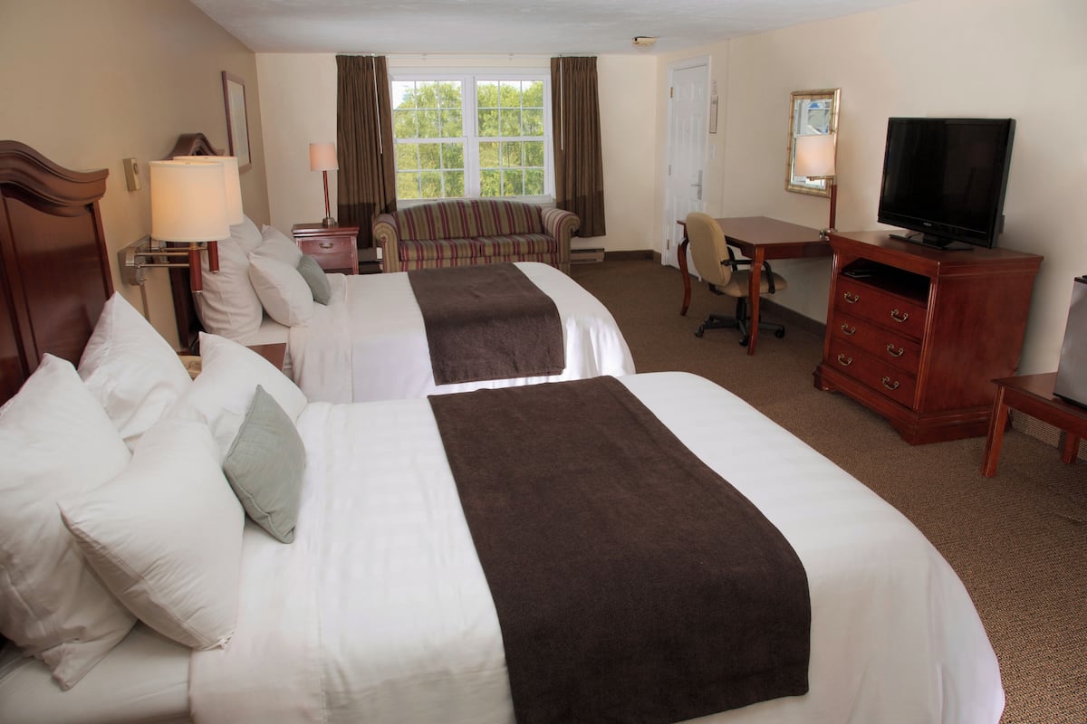Family Room | Premium bedding, desk, iron/ironing board, cribs/infant beds
