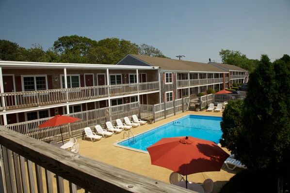 En säsongsöppen utomhuspool, parasoller och solstolar