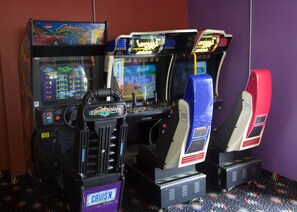 Game room - Holiday Hill Inn & Suites (Dennis Port)