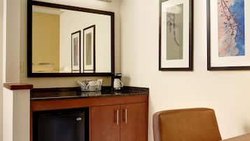 Cortinas blackout, tabla de planchar con plancha y cunas gratuitas