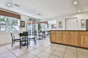 فطور كامل مجانًا يوميًا