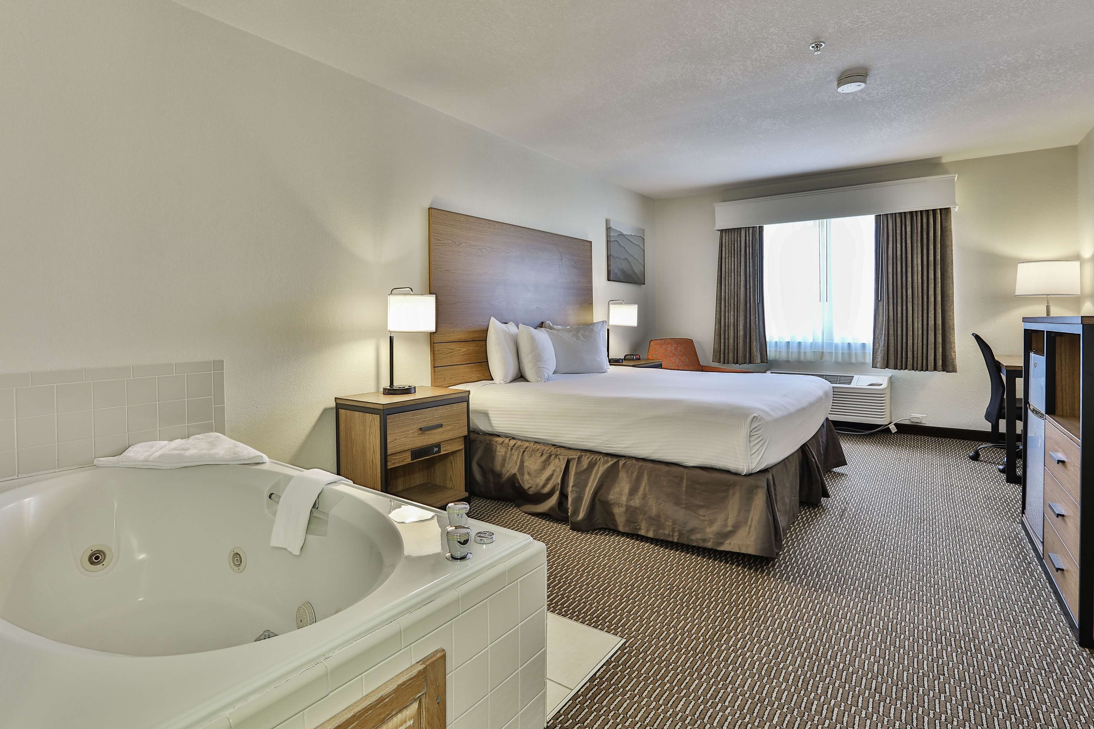 Tabla de planchar con plancha, wifi gratis y ropa de cama 