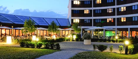 Vista frontal de la propiedad por la tarde o noche