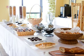 Daily continental breakfast (EUR 17 per person)