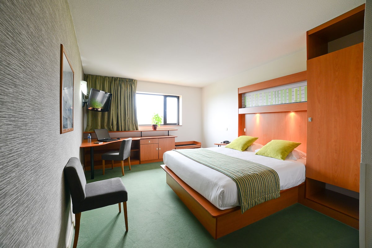 Superior Double Room, Non Smoking | In-room safe, blackout curtains, soundproofing, rollaway beds