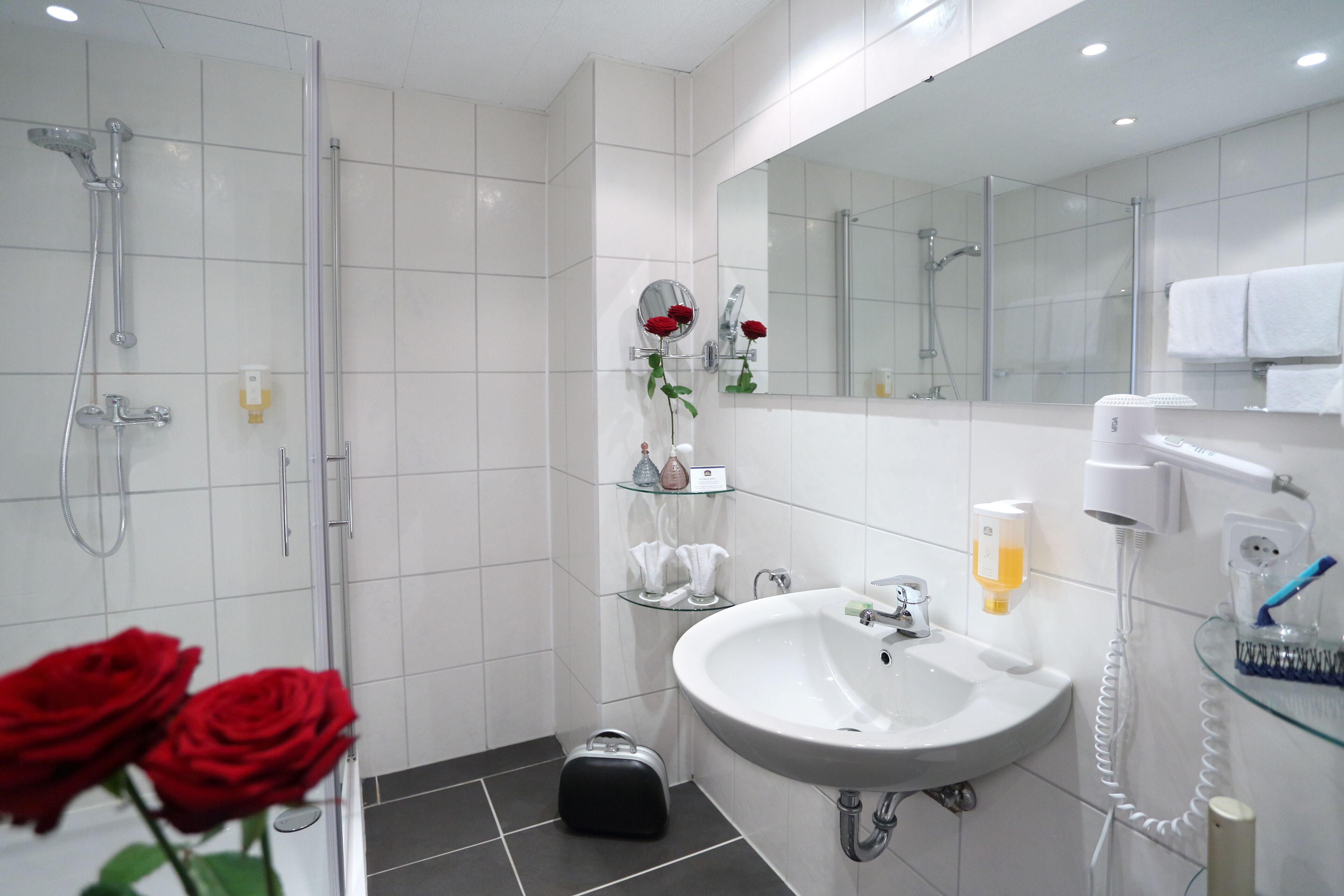Combined shower/tub, hair dryer, towels
