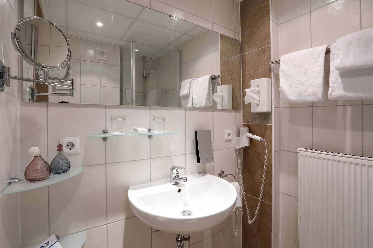 Combined shower/bathtub, hair dryer, towels