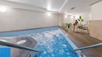 Bañera de hidromasaje cubierta