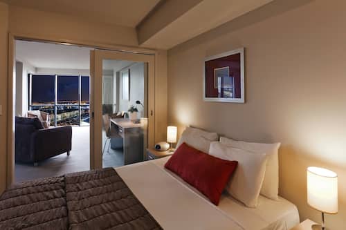 Apartamento estándar, 1 habitación, vistas al puerto | Escritorio, tabla de planchar con plancha, wifi gratis y ropa de cama