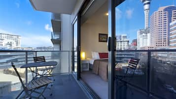 Standaard studio suite, 1 queensize bed, uitzicht op stad | Balkon