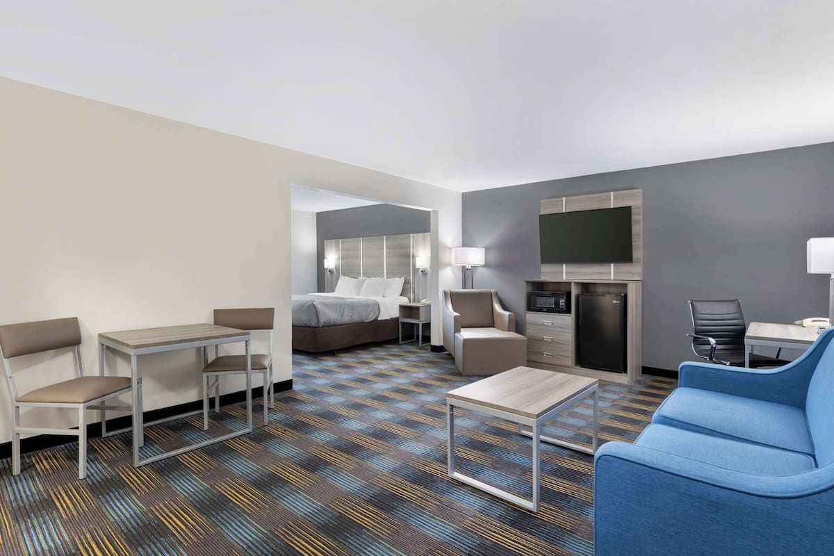 Suite, 1 King Bed, Non Smoking