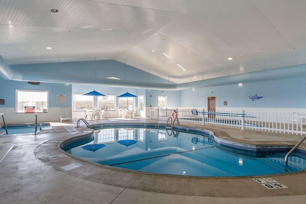 Inomhuspool med öppettider 07.00 till 22.00, och parasoller