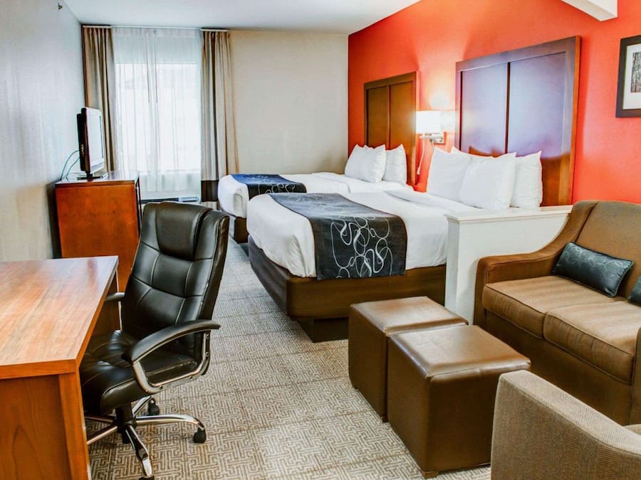 Premium-sengetøj, skrivebord, mørklægningsgardiner, lydisolering