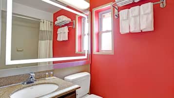 Articles de toilette (gratuits), séchoir à cheveux, serviettes fournies