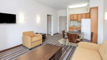 Suite, 1 kingsize-seng | Oppholdsområde | TV