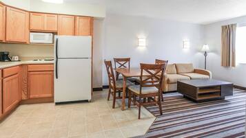 Suite, 1 kingsize-seng | Oppholdsområde | TV