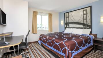 Huone, 1 suuri parisänky, esteetön, tupakointi kielletty (Mobility Accessible) | Työpöytä, silitysrauta/-lauta, ilmainen Wi-Fi, vuodevaatteet