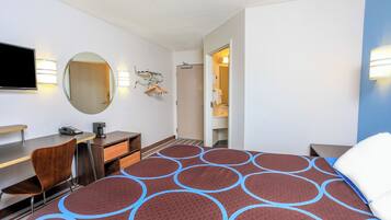 Huone, 1 keskisuuri parisänky, esteetön, tupakointi kielletty (Mobility Accessible) | Työpöytä, silitysrauta/-lauta, ilmainen Wi-Fi, vuodevaatteet