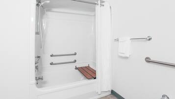 Huone, 1 suuri parisänky, esteetön, tupakointi kielletty (Mobility Accessible) | Kylpyhuone | Suihkun ja ammeen yhdistelmä, ilmaiset hygieniatuotteet, hiustenkuivaaja