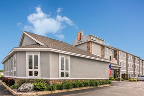 Front of property - Super 8 by Wyndham Sault Ste. Marie MI (Sault Ste. Marie)