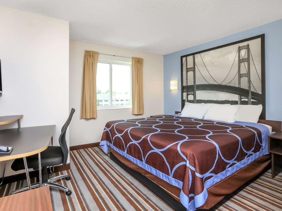 Bureau, fer et planche à repasser, accès au Wi-Fi (inclus)