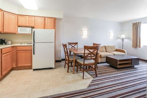 Suite, 1 King-Bett | Schreibtisch, Bügeleisen/Bügelbrett, kostenloses WLAN, Bettwäsche